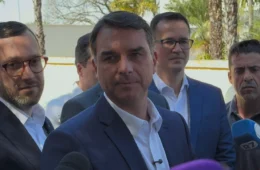 Flávio Bolsonaro serve picanha a jornalistas e ataca Lula e Alexandre Moraes