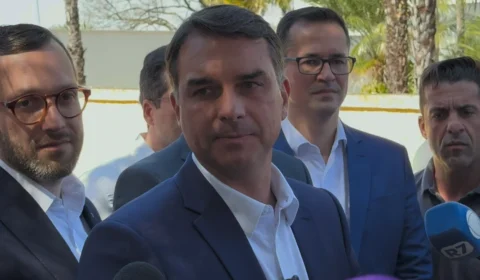 Flávio Bolsonaro serve picanha a jornalistas e ataca Lula e Alexandre Moraes