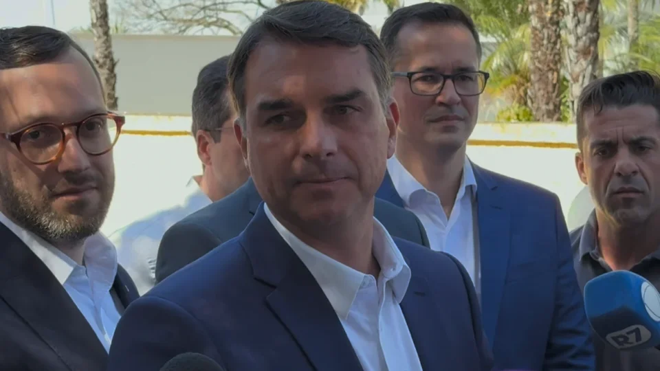 Flávio Bolsonaro serve picanha a jornalistas e ataca Lula e Alexandre Moraes