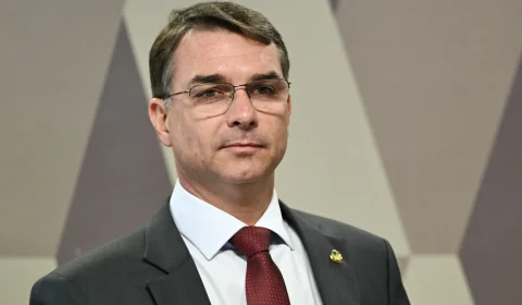 Homem é levado à delegacia após ameaça contra Flávio Bolsonaro e Justiça impõe restrição