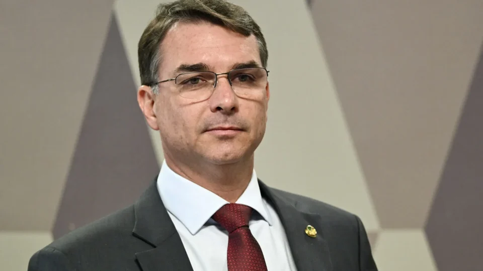 Homem é levado à delegacia após ameaça contra Flávio Bolsonaro e Justiça impõe restrição