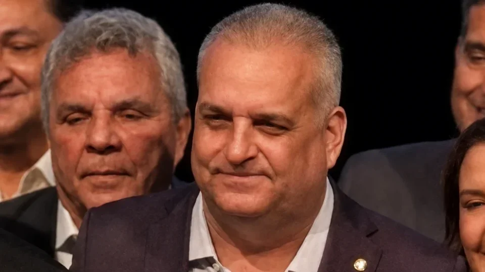 Vice de Flávio Bolsonaro é acusado de estupro, reage a acusação e pede à PF prisão de Lindbergh e Soraya
