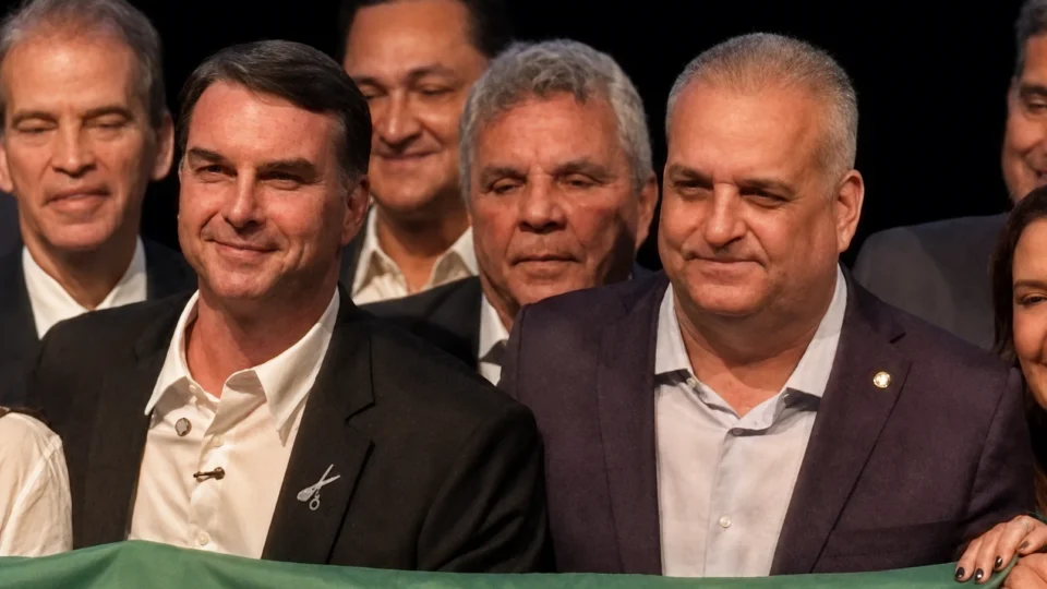 Flávio Bolsonaro anuncia Alfredo Gaspar como vice em chapa puro-sangue para o Planalto