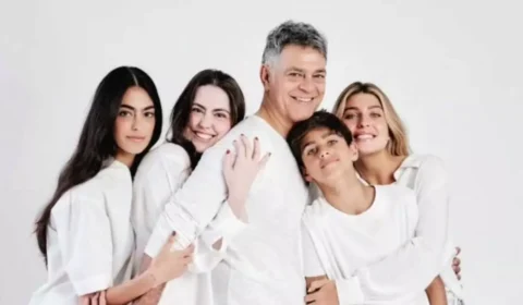 Foto rara de Eduardo Moscovis com os quatro filhos chama atenção nas redes