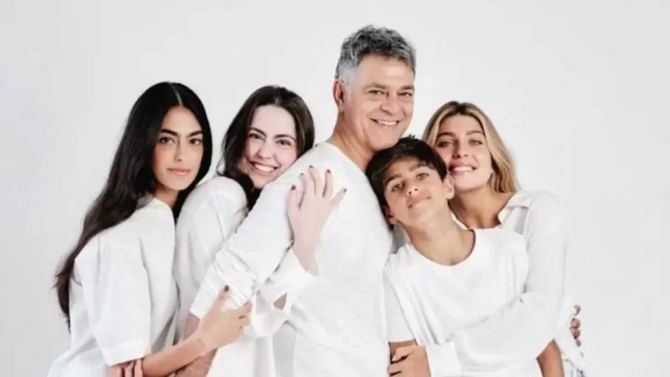 Foto rara de Eduardo Moscovis com os quatro filhos chama atenção nas redes