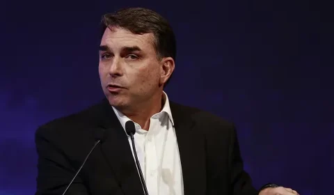 TSE derruba filiação de Flávio Bolsonaro ao Partido Missão e manda investigar caso na PF