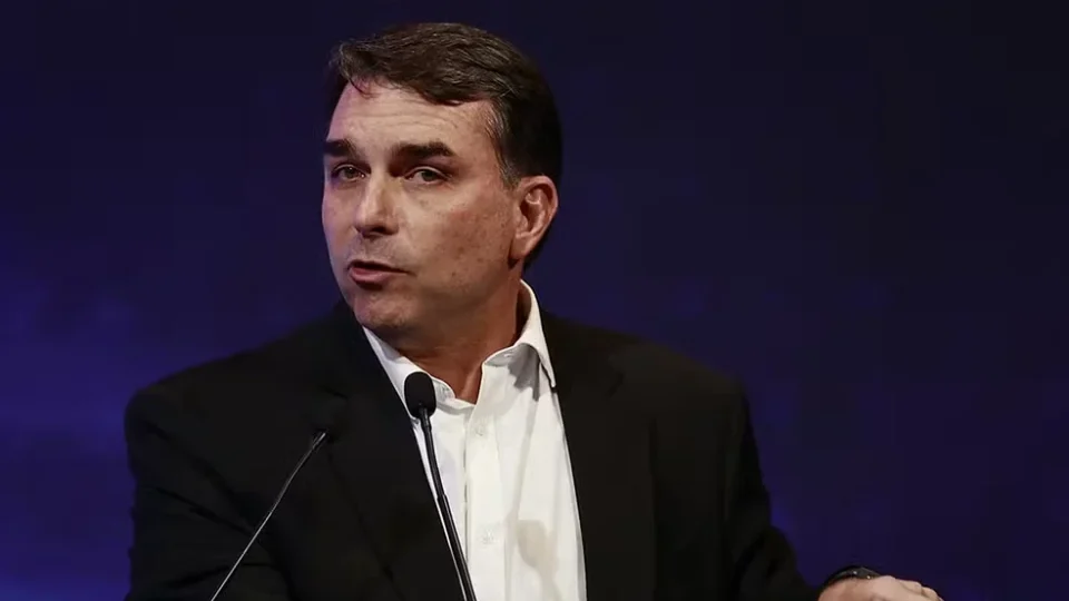 TSE derruba filiação de Flávio Bolsonaro ao Partido Missão e manda investigar caso na PF