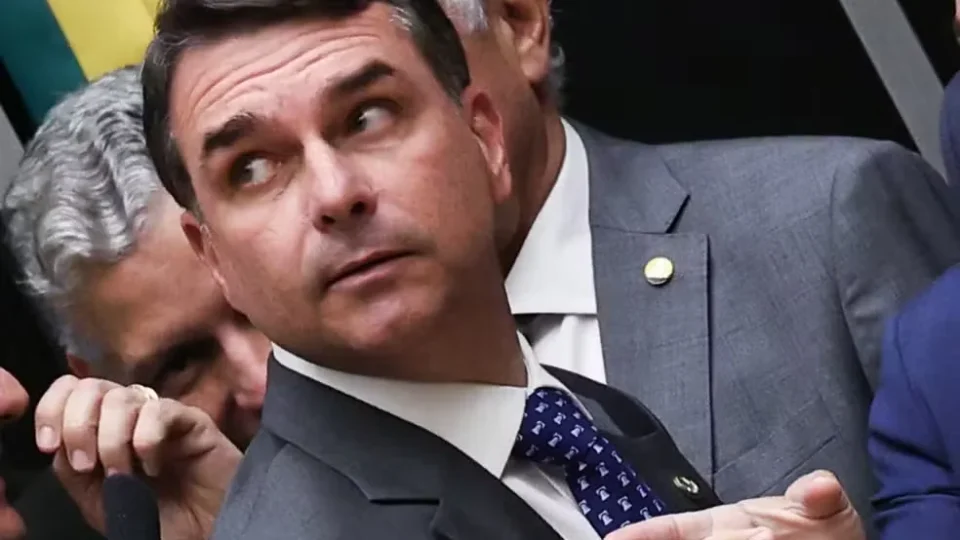 Flávio Bolsonaro anuncia vice nesta quarta e fecha última chapa da disputa presidencial