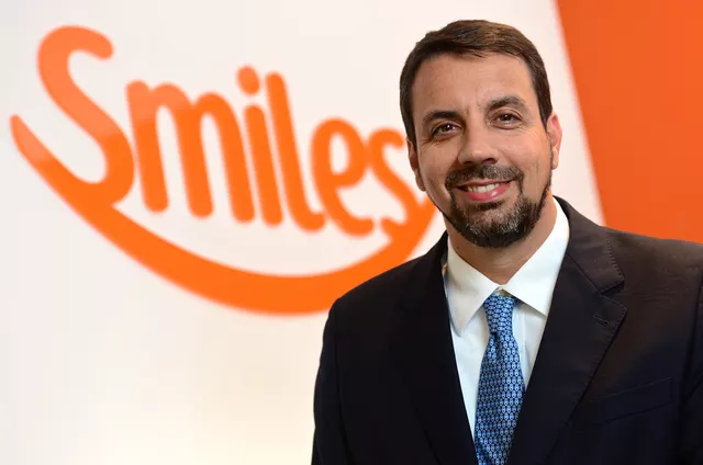 André Fehlauer): Para a cadeira principal de CEO, a Gol trouxe de volta André Fehlauer. Ele é um velho conhecido da casa, tendo trabalhado por 8 anos na empresa como chefão da Smiles (programa de milhas). Recentemente, ele estava no comando da Livelo, outro gigante programa de fidelidade. O objetivo de Fehlauer será manter o cliente no centro dos negócios e gerar lucro junto ao Grupo Abra.