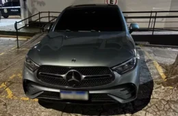 Carro de luxo de Deolane Bezerra é apreendido enquanto era dirigido pelo filho em SP