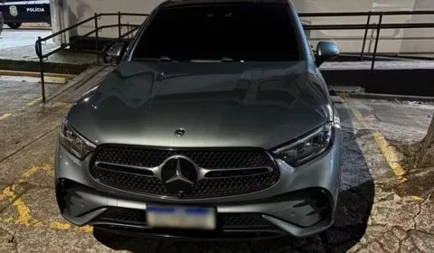Carro de luxo de Deolane Bezerra é apreendido enquanto era dirigido pelo filho em SP