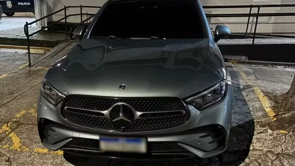 Carro de luxo de Deolane Bezerra é apreendido enquanto era dirigido pelo filho em SP