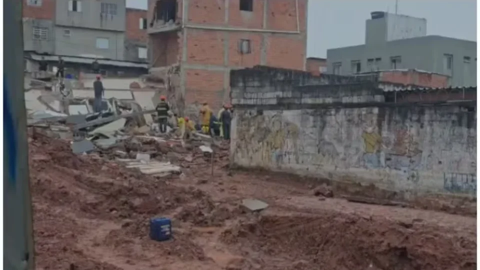 Quatro pessoas são resgatadas após desabamento de prédio em São Bernardo, na Grande SP