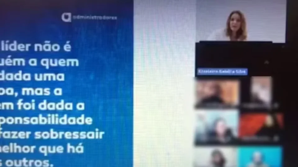 Educadora é afastada após recomendar biografias de Hitler e Mussolini