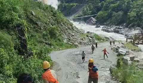 Avalanche de lama no Nepal e Tibete provoca fuga desesperada e destrói estruturas