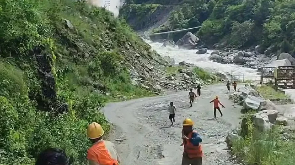 Avalanche de lama no Nepal e Tibete provoca fuga desesperada e destrói estruturas