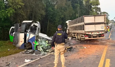 Acidente entre ônibus e carreta deixa 22 mortos e quatro feridos no Paraná