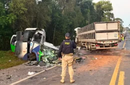 Acidente com micro-ônibus deixa 23 mortos no Paraná; PRF aponta invasão de pista