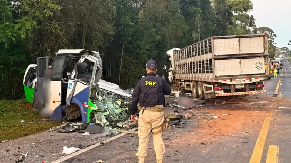 Acidente com micro-ônibus deixa 23 mortos no Paraná; PRF aponta invasão de pista