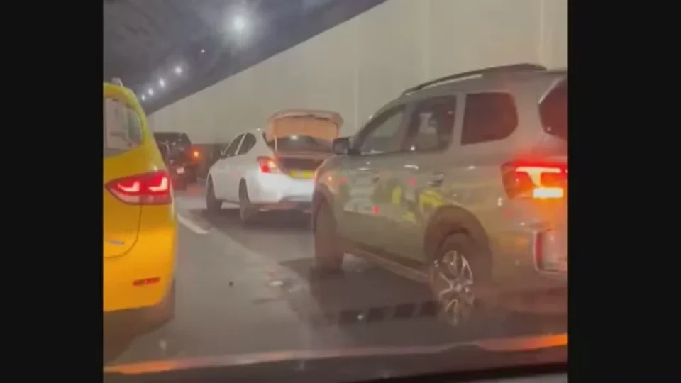 Engavetamento com seis veículos provoca retenção no Túnel Rebouças no Rio