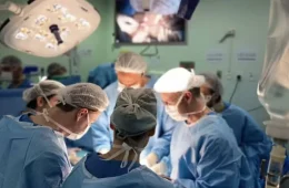 Gêmeas siamesas unidas pela cabeça morrem durante última cirurgia de separação