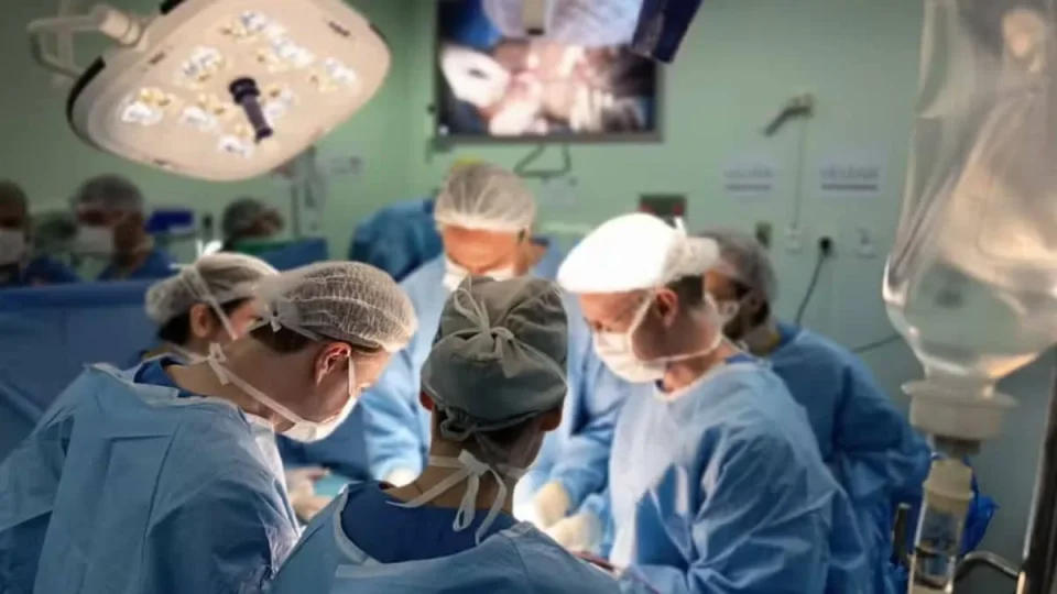 Gêmeas siamesas unidas pela cabeça morrem durante última cirurgia de separação