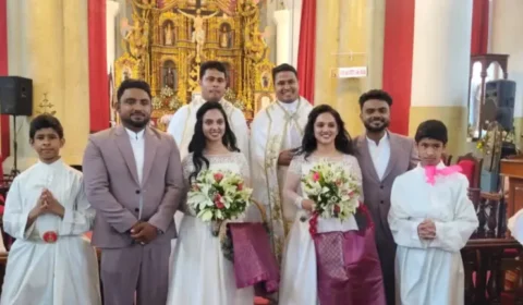 Irmãos gêmeos se casam com irmãs gêmeas e coroinhas também eram irmãos gêmeos