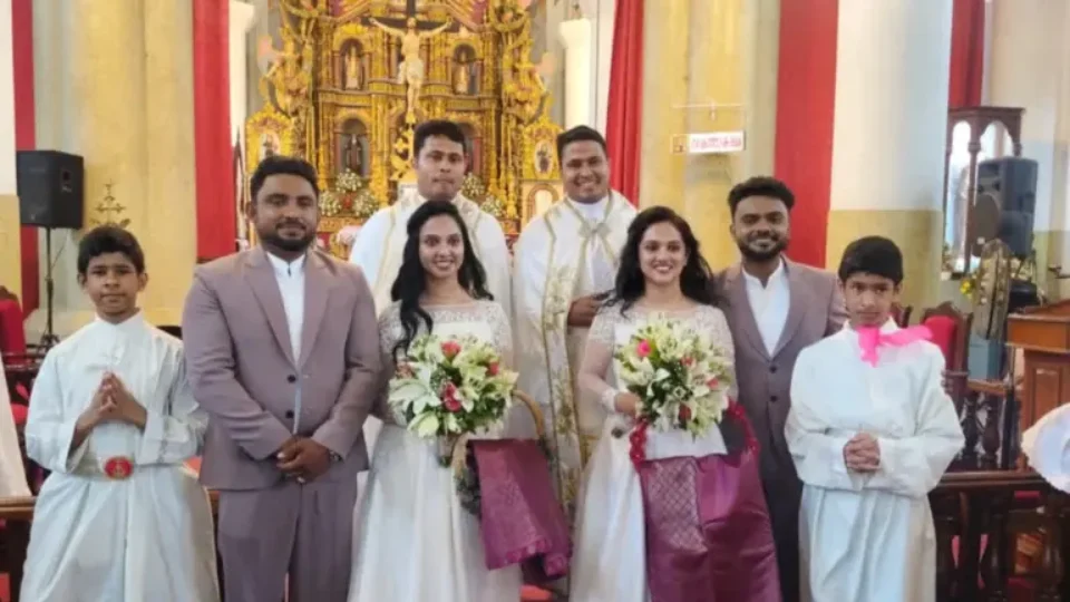 Irmãos gêmeos se casam com irmãs gêmeas e coroinhas também eram irmãos gêmeos