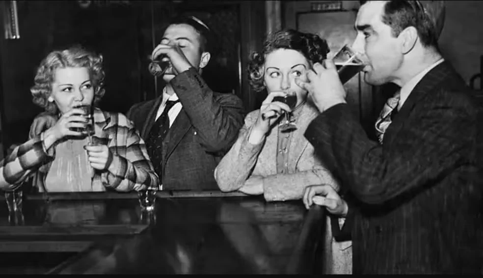 Ao longo do século 20, o álcool era a substância preferida dos jovens que buscavam relaxar. Agora, pessoas na faixa dos vinte anos estão recorrendo a medicamentos — Foto: Getty Images