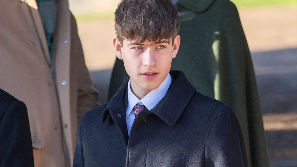 Sobrinho de Charles III troca cerimônias por tratores