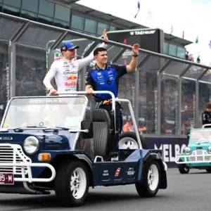 Max Verstappen e Isack Hadjar antes do GP da Austrália de F1 — Foto: Quinn Rooney/Getty Images