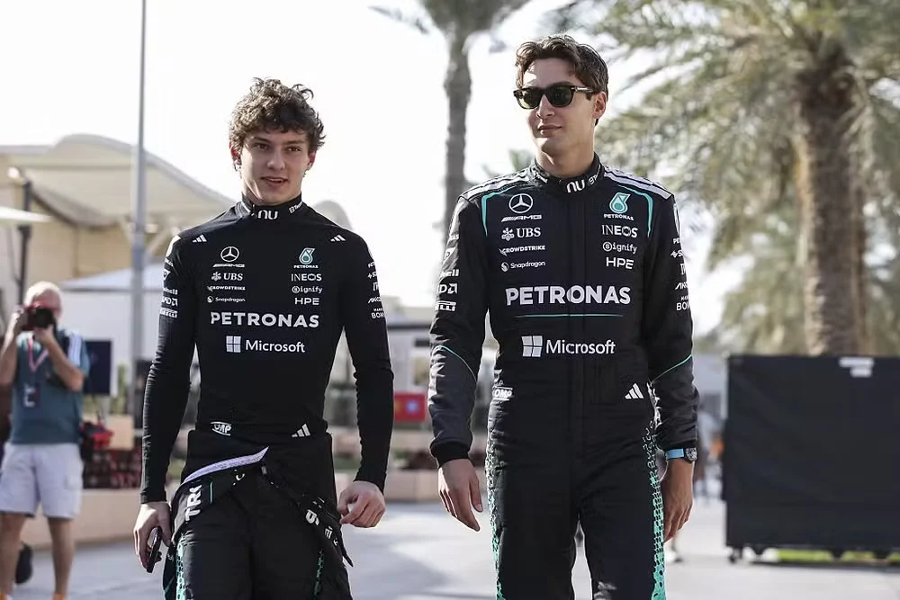 Andrea Kimi Antonelli e George Russell, pilotos da Mercedes na F1 em 2026 — Foto: Gongora/NurPhoto via Getty Images