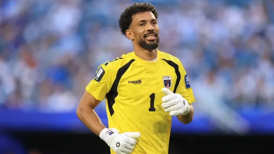 Destaque da Copa do Mundo, Vozinha assina maior contrato da carreira no Colo-Colo