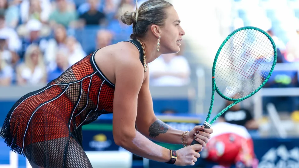 Sabalenka ignora críticas ao look transparente no US Open: “Quem se importa?”