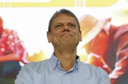 Tarcísio declara apoio a Flávio Bolsonaro e cobra presença dele e Lula em debates