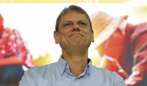 Tarcísio declara apoio a Flávio Bolsonaro e cobra presença dele e Lula em debates