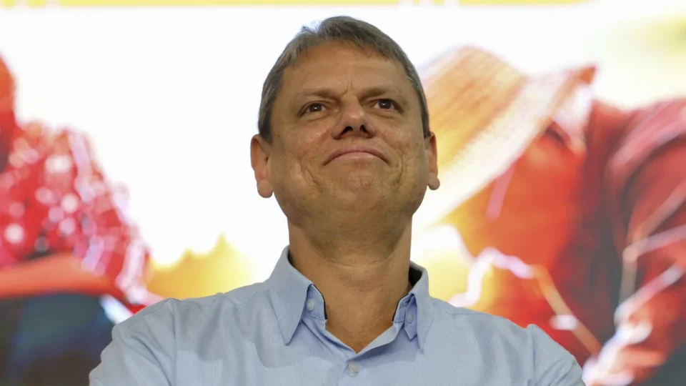 Tarcísio declara apoio a Flávio Bolsonaro e cobra presença dele e Lula em debates