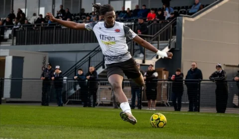 Jogador de 25 anos morre após passar mal durante jogo em Portugal