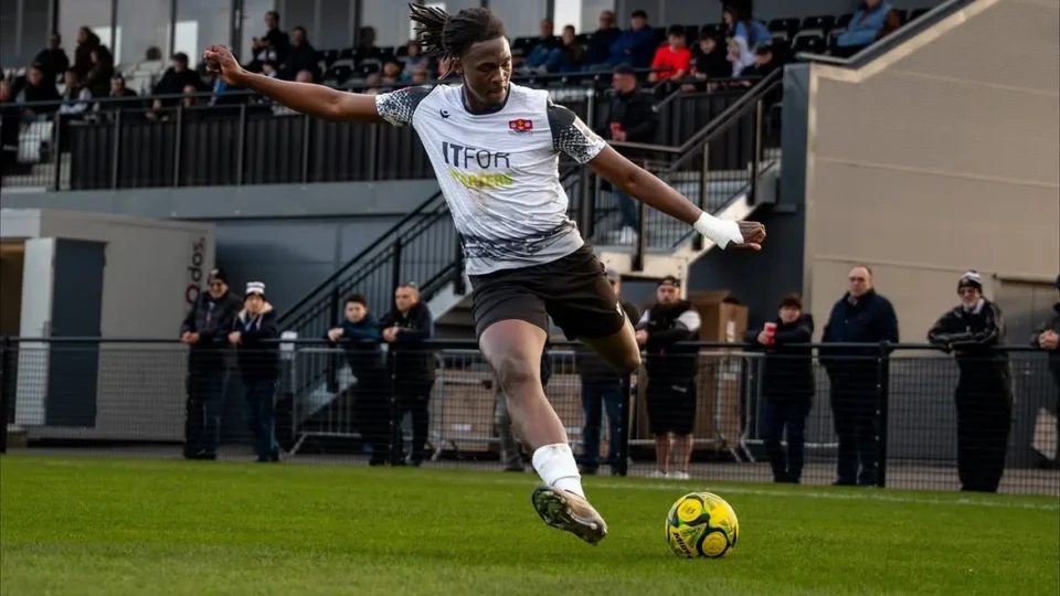 Jogador de 25 anos morre após passar mal durante jogo em Portugal