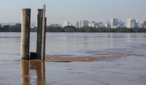 Chuva volta ao RS com risco de granizo isolado enquanto Guaíba mantém queda lenta