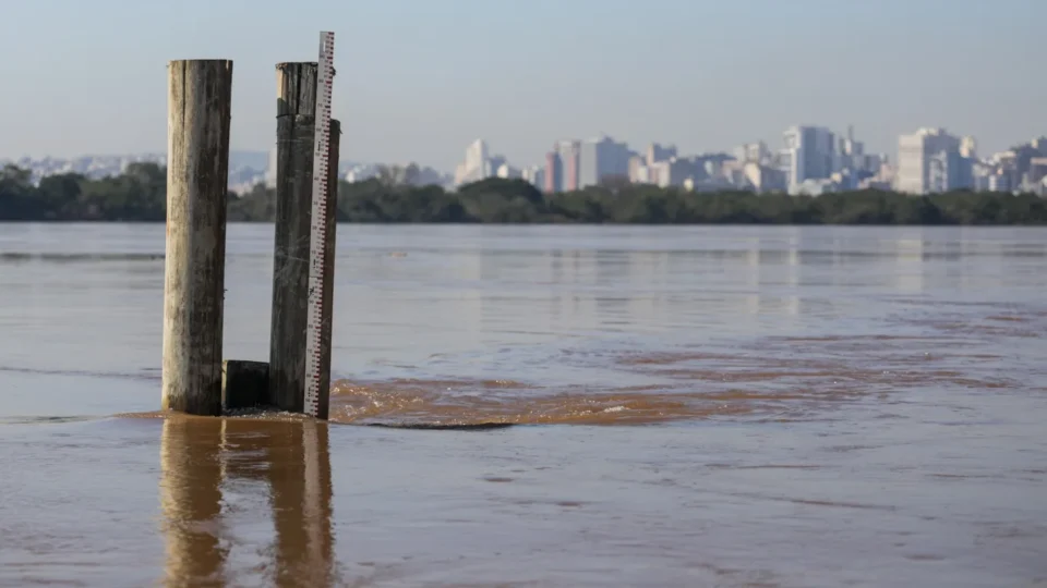 Chuva volta ao RS com risco de granizo isolado enquanto Guaíba mantém queda lenta