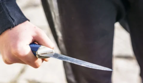 Discussão sobre política em bar termina com homem esfaqueado em Santa Catarina