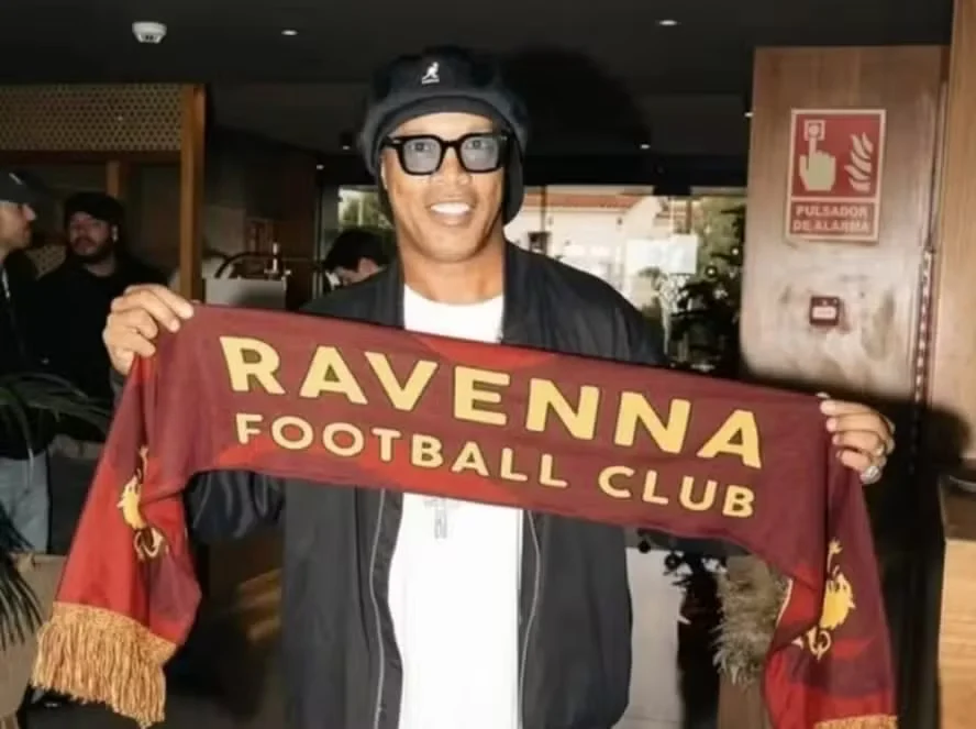 Aos 46 anos, Ronaldinho mira gol 300 em retorno ao futebol na terceira divisão italiana