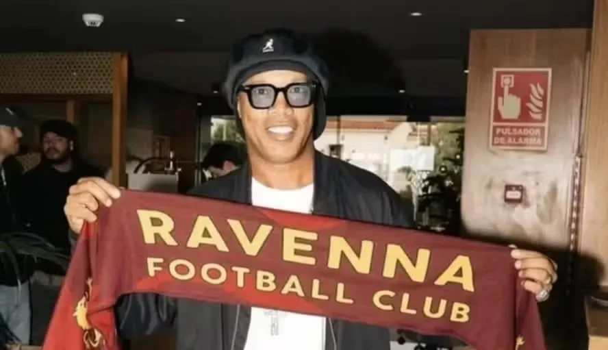 Imagem ilustrativa sobre Ronaldinho desembarca na Itália para sua apresentação como jogador do Ravenna, da