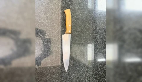 Homem esfaqueia companheira em praça de Taguatinga, é encontrado com faca na cintura e acaba preso