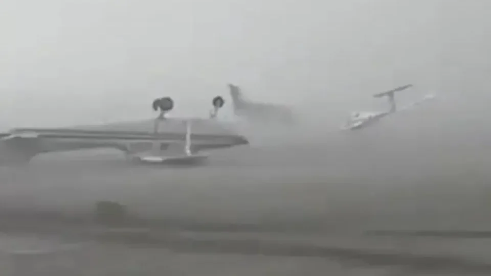Tempestade vira aviões e fecha aeroporto no norte da Itália