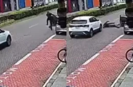 Jovem é atropelado após porta de carro derrubá-lo de patinete no litoral de SP; vídeo mostra acidente
