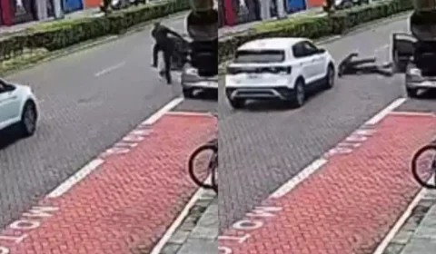 Jovem é atropelado após porta de carro derrubá-lo de patinete no litoral de SP; vídeo mostra acidente