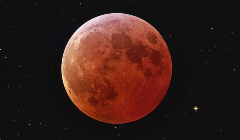 Eclipse lunar parcial cobre 93% da Lua e deixa céu vermelho nesta sexta. Veja onde observar