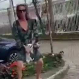 Mulher é presa após ser filmada sacudindo cachorro em condomínio no Recreio